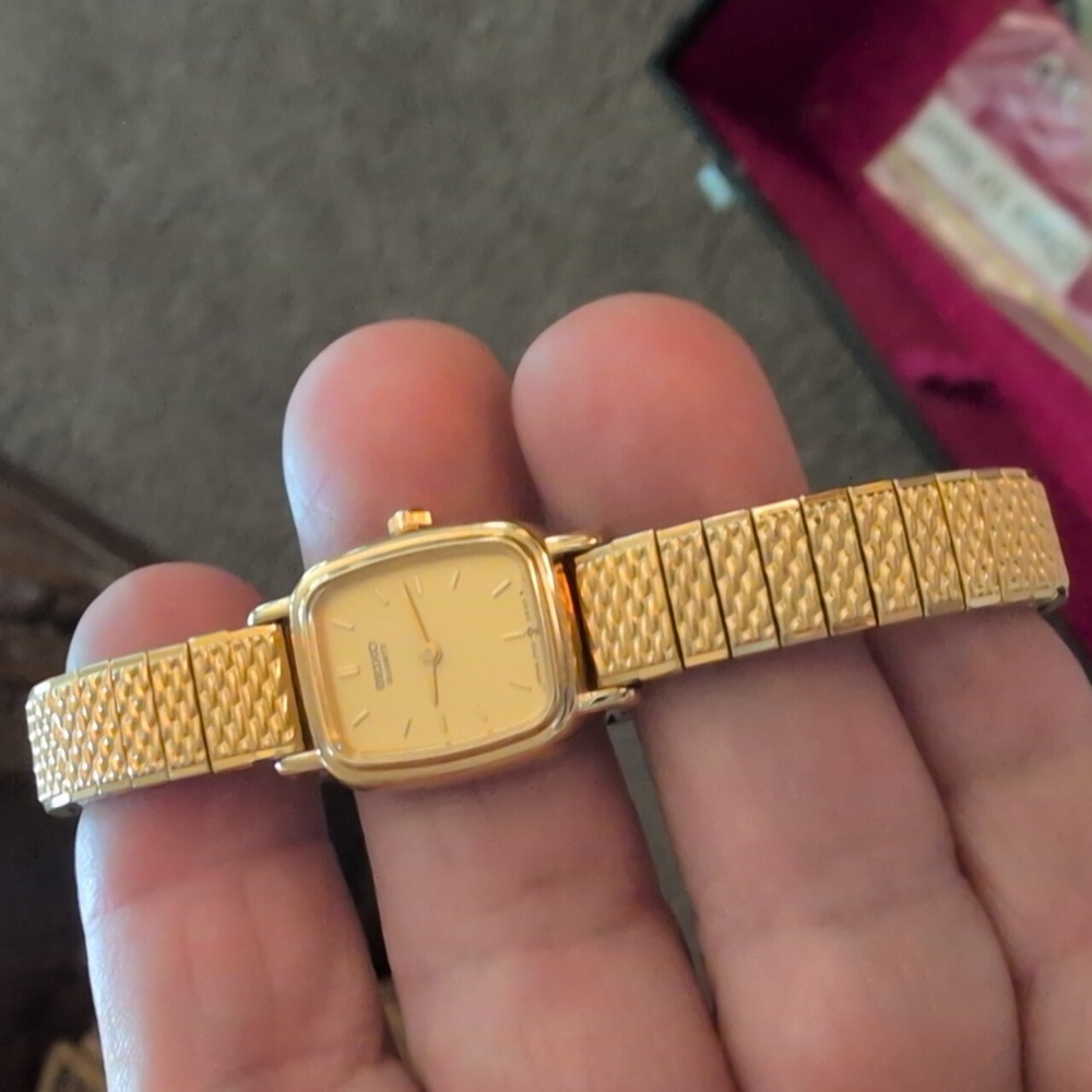 Seiko Gold Rectangular Quartz Watch Vintage Looks Almost New Works Great 8" - Picture 5 of 11